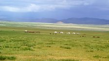 Yurts san fhàsach ann a Mongolia