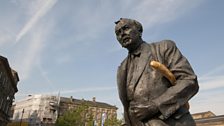 A staue of Harold Wilson