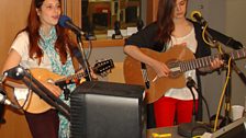 Nina and Maisie of The Fringe Sisters playing live at ˿ Leeds