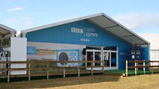 Stondin Radio Cymru ar faes Eisteddfod Sir Gâr.