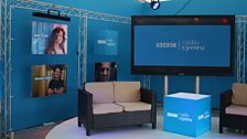 Stondin Radio Cymru ar faes Eisteddfod Sir Gâr.