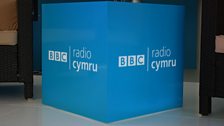 Stondin Radio Cymru ar faes Eisteddfod Sir Gâr.