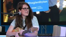 Catrin Herbert yn perfformio sesiwn ar gyfer rhaglen Dylan Jones