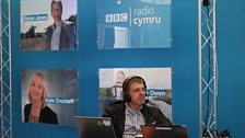 Dylan Jones yn darlledu o stondin 鶹 Radio Cymru