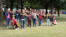 Na Busking Fiddlers a' cluich aig Lianaig Ghlaschu