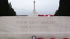 Clach-chuimhne aig cladh Tyne Cot, faisg air Ypres sa Bheilg