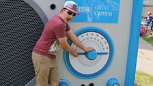 Guto Rhun hefo'r Radio Fawr yng ngharnifal Machynlleth