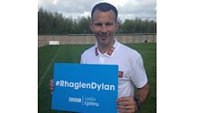 Mae Ryan Giggs yn gwrando ar raglen Dylan Jones