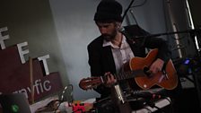 Sesiwn arbennig 'I Grombil Cyfandir Pell' gan y cerddor Gruff Rhys