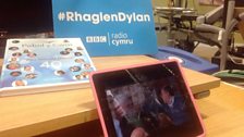 Rhaglen Dylan Jones ar set Pobol Y Cwm