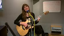 Sarah McQuaid plays live on ý Leeds