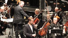 Alfie Boe with his band and the ˿ Concert Orchestra...