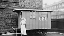 Marie Stopes birth control clinic in caravan, with nurse, late 1920s