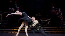 Zenaida Janowsky as Odille with Nehemian Kish as Prince Siegrfried in Swan Lake