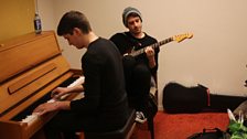 Gruff, piano, ag Ifan Owain, guitarydd, Sŵnami yn Eurosonic