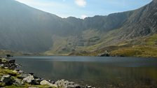 Llyn Idwal, yng nghrochan y cwm.