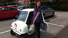 Tha Linda a’ dol dha na bùithtean anns am Peel P50