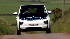 Tha Murray a’ feuchainn an càr dealain aig BMW, an i3