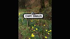 Rhian Lorenz o Gwm Gwaun oedd perchennog yr het yr wythnos hon - dyma'r het ar arwydd Cwm Gwaun.