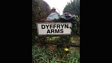 Dyma'r het ar arwydd y Dyffryn Arms neu tafarn Bessie fel mae'n cael ei hadnabod yn lleol.