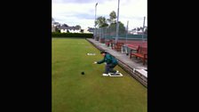 Mam yng Nghyfraith Dylan, Ann Williams yn gwisgo'r het tra'n chwarae bowls yn Clwb Bowls Aberaeron.