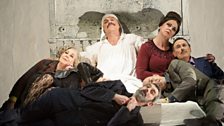 Christopher Purves as Gianni Schicchi (c), Elizabeth Sikora as Zita, Claire Pascoe as La Ciesca, Peter Savidge as Marco(back)