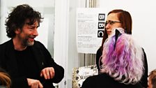 Neil Gaiman chats to a fan