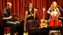 Ffion Mair o'r band The Foxglove Trio yn ymuno gyda Idris i son am albym newydd y band sef 'These Gathered Branches'