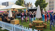 Crowds gather for 鶹 Breakfast live from Edinburgh