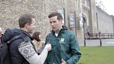 Gethin Jones o flaen Castell Caerdydd