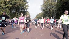 Rhedwyr hanner marathon Caerdydd