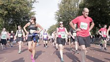 Rhedwyr hanner marathon Caerdydd