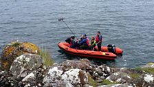 A’ clàradh Annabel agus Megan a’ feuchainn air beagan coasteering