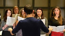 Andrew Nunn Conducts Les Sirenes Choir