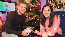 Derek agus Megan ag ullachadh an stiùidio airson an Nollaig