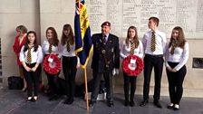 Aig seirbheis Menin Gate