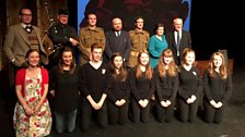 Na sgoilearan còmhla ri cleasaichean an drama 'Sequamur' aig ionad chultarach Ypres