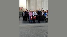 Sgoilearan a' feitheamh le blàth-fhleasg bho Sgoil MhicNeacail aig Menin Gate