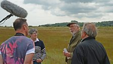 Recordio yng nghefn y twyni. Iolo, Bethan Wyn Jones, Dr. Goronwy Wynne, ac Austin Savage.