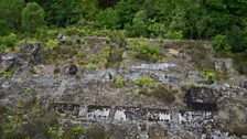 Sylfeini adeiladau cloddfa Glasdir, dafliad carreg o'r lôn rhwng Dolgellau a Thrawsfynydd