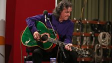 Donovan demonstrating the descending finger picking riff he showed the Beatles