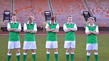 Cluicheadairean Sgioba Leasachaidh Hibernian FC a’ cluich am Famous Five sna pìosan dràma