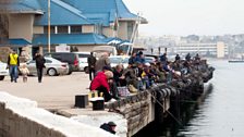 Luchd-iasgaich ann a Sevastopol, far a bheil pàirt de chabhlach na Ruis stèidhichte