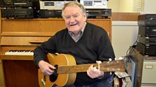 Dafydd Iwan a'i gitar gyntaf