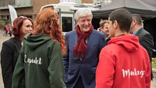 ý Director General Tony Hall meets Joanna Ryan and Damien Edwards who play balcony Romeo & Juliet