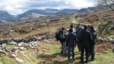 Iolo Williams yn cyflwyno rhaglen arbennig o Ddyffryn Peris, ac yn siarad am ddringo, daeareg, planhigion ac adar yr ardal.