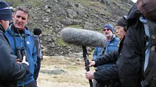 Iolo Williams yn cyflwyno rhaglen arbennig o Ddyffryn Peris, ac yn siarad am ddringo, daeareg, planhigion ac adar yr ardal.