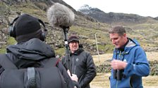 Iolo Williams yn cyflwyno rhaglen arbennig o Ddyffryn Peris, ac yn siarad am ddringo, daeareg, planhigion ac adar yr ardal.