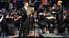 Ben Goldscheider and Mark Wigglesworth performing with the 鶹 Symphony Orchestra during the Final of 鶹 Young Musician 2016