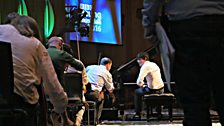 Martin James Bartlett has a conversation with Stephen Bryant, leader of the 鶹 Symphony Orchestra, before the rehearsal starts